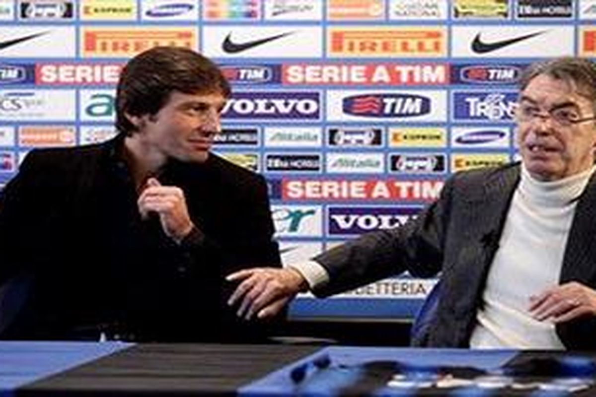 Presiden Inter Milan, Massimo Moratti (kanan) memberi pujian kepada pelatih timnya, Leonardo.