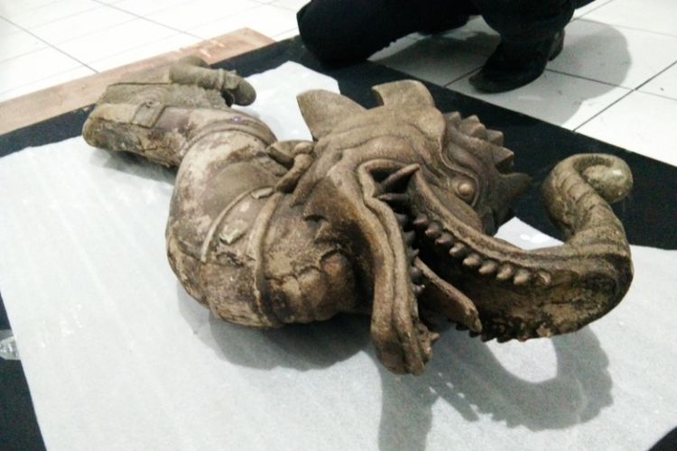 Bagian kepala benda budaya berbentuk kepala gajah berbadan ular yang diterima Museum Sri Baduga Bandung dari seorang warga Kabupaten Bandung.