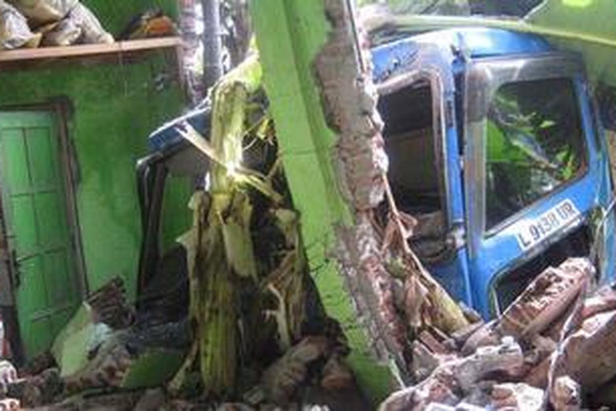 Kondisi truk yang menabrak rumah