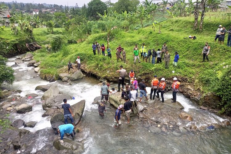 Tim Search and Rescue (SAR) gabungan sedang mengevakuasi jasad korban hanyut terbawa arus di Curug Kembar, Cisarua, Puncak Bogor, Jawa Barat.