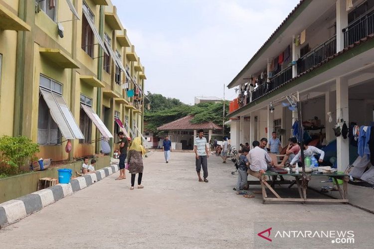  Pengungsi warga negara asing tidak menggunakan masker dan tidak menjaga jarak fisik saat berkumpul di lokasi pengungsi gedung eks Kodim Kalideres, Jakarta Barat, Jumat (24/7/2020).
