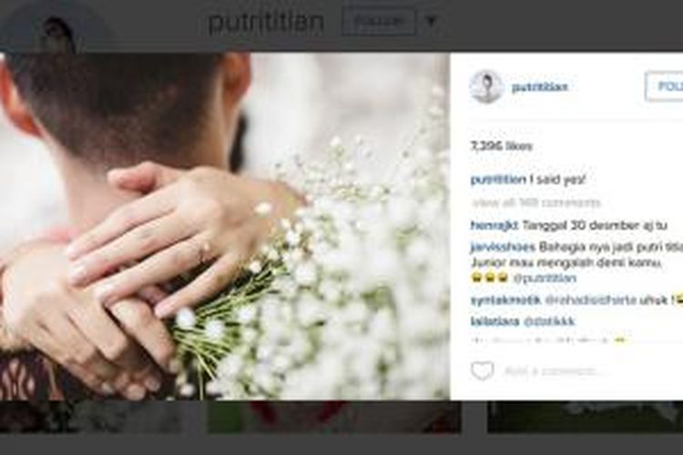Putri Titian mengunggah foto cincin pertunangannya dengan Junior Liem.