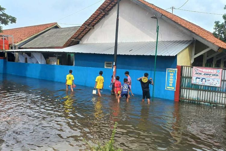 ilustrasi Kecamatan Genuk, Kota Semarang yang sampai saat ini masih terendam banjir. Senin (2/1/2023)