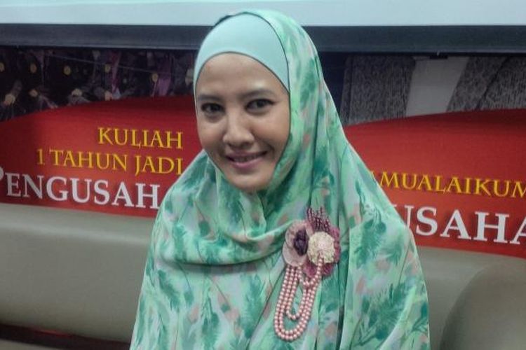 Artis peran Peggy Melati Sukma hadir dalam jumpa pers kegiatan Menuju 10.000 Muslimah Bisa Baca Qur'an, di Philanthropy Building, Pasar Minggu, Jakarta Selatan, Kamis (22/10/2015).