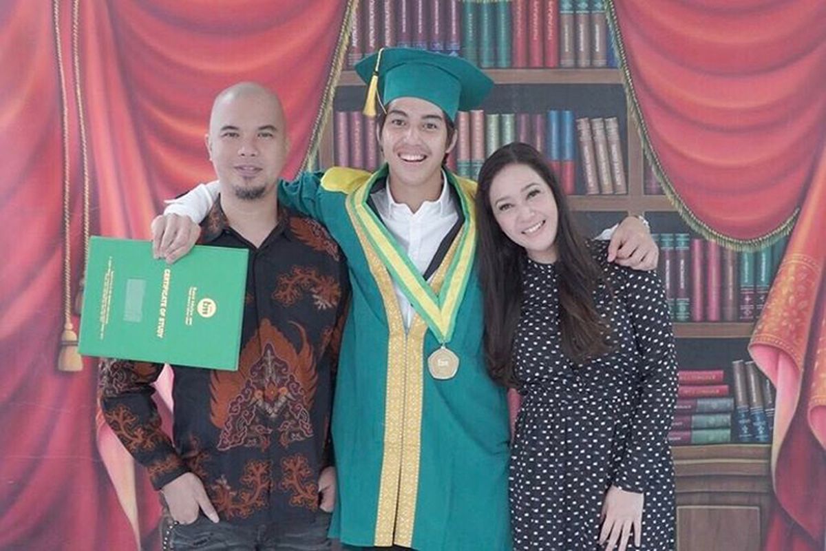 Maia Estianty mengunggah foto kebersamaanya dengan Ahmad Dhani dan El Jalaluddin Rumi. Momen ini diabadikan saat El usai wisuda kelulusan di Jakarta, Sabtu (6/5/2017).