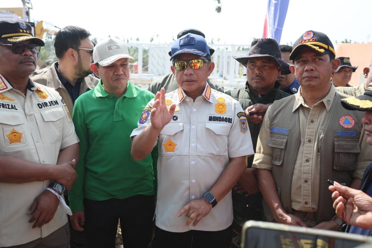 Ketua Satuan Tugas (Kasatgas) Percepatan Rehabilitasi dan Rekonstruksi Pascabencana Sumatera Muhammad Tito Karnavian saat meninjau hunian sementara (huntara) di Desa Rumoh Rayeuk, Kecamatan Langkahan, Kabupaten Aceh Utara, Aceh, Kamis (22/1/2026).
