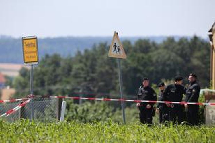 Polisi Jerman mengamankan lokasi penembakan di sebuah desa di wilayah selatan Jerman, Jumat (10/7/2015), yang menewaskan dua orang.