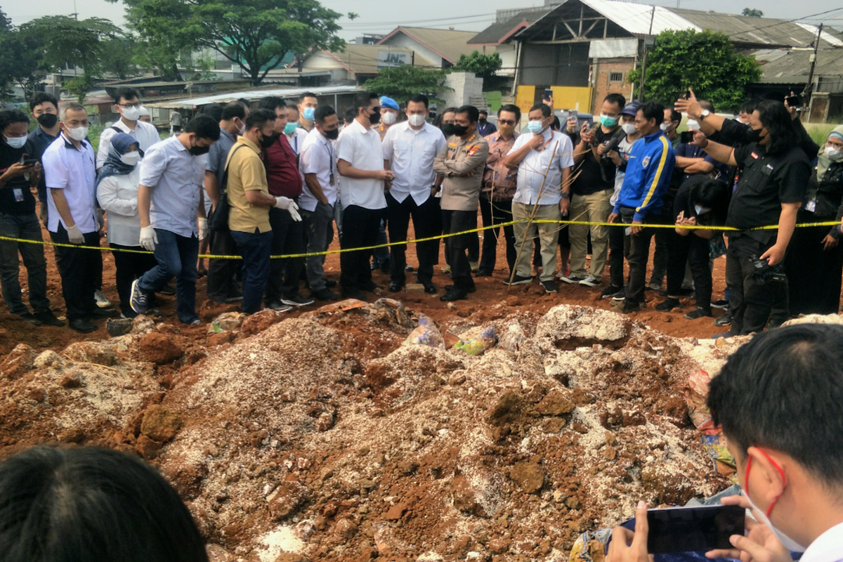 Timsus Polda Metro Jaya bersama perwakilan Kementerian Sosial, Bulog dan JNE Express mengecek lokasi penimbunan sembako Bansos Presiden di Lapangan KSU, Sukmajaya, Depok, Rabu (3/8/2022). 