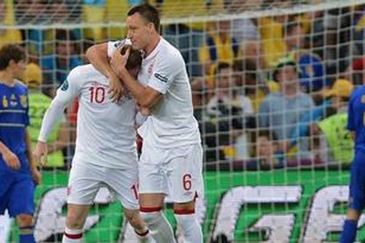 Striker Inggris, Wayne Rooney (10), merayakan gol ke gawang Ukraina bersama bek Inggris, John Terry (6) di Stadion Donbass Arena, 19 Juni 2012.