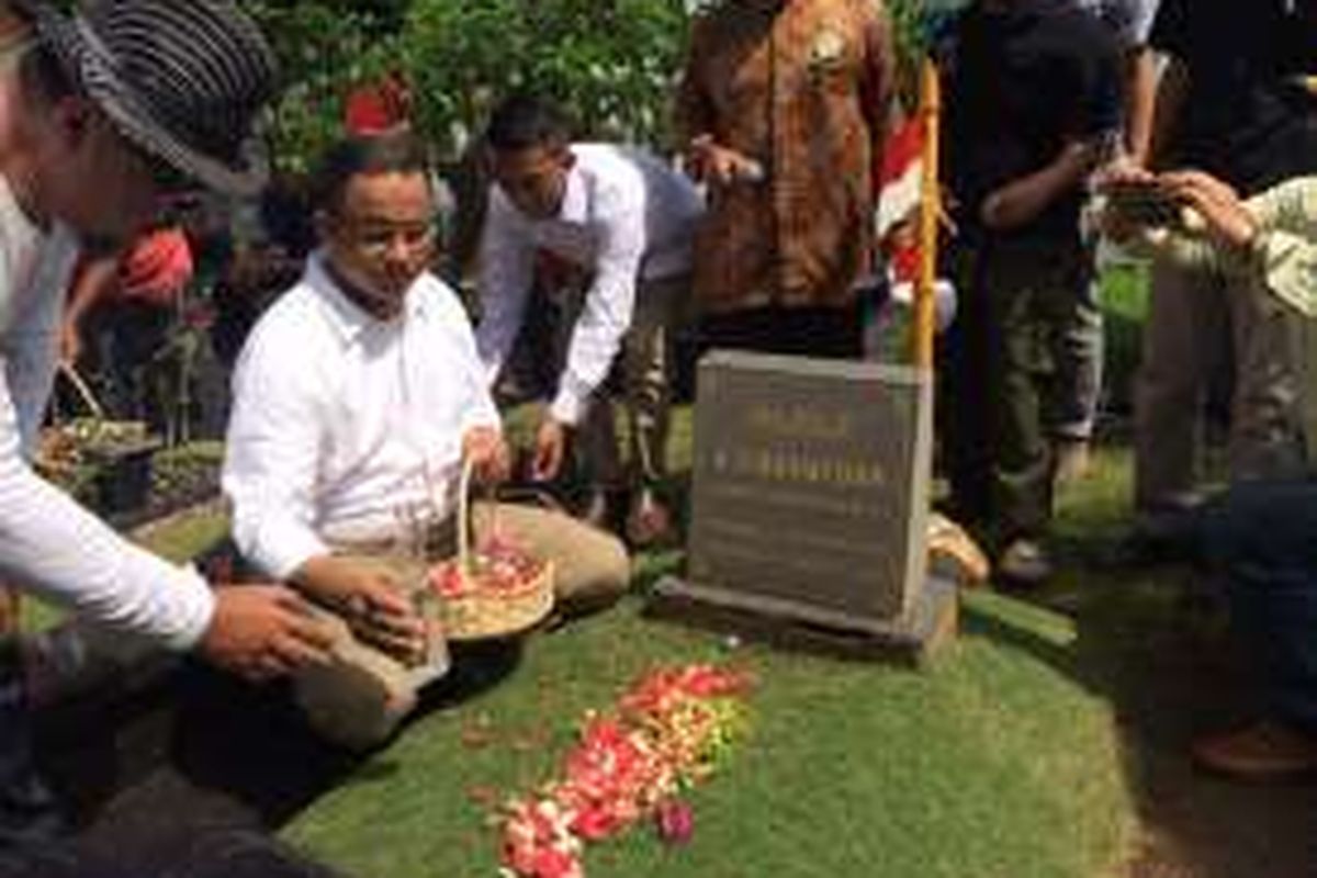 Calon gubernur DKI Jakarta Anies Baswedan ziarah ke makam mendiang kakeknya, Abdurrahman Baswedan, di TPU Tanah Kusir, Jakarta Selatan, Kamis (10/11/2016).