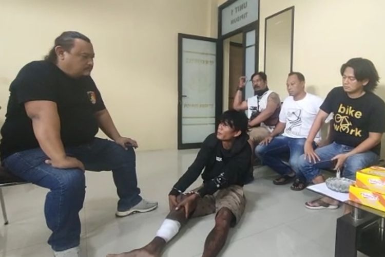 Buronan kasus penganiayaan hingga korbannya tewas, Alvin Muhani (26) diinterogasi Tim Resmob Polres Brebes pimpinan Aiptu Titok Ambar Pramono, usai ditangkap dan dibawa ke Markas Polres Brebes, Selasa (18/4/23)