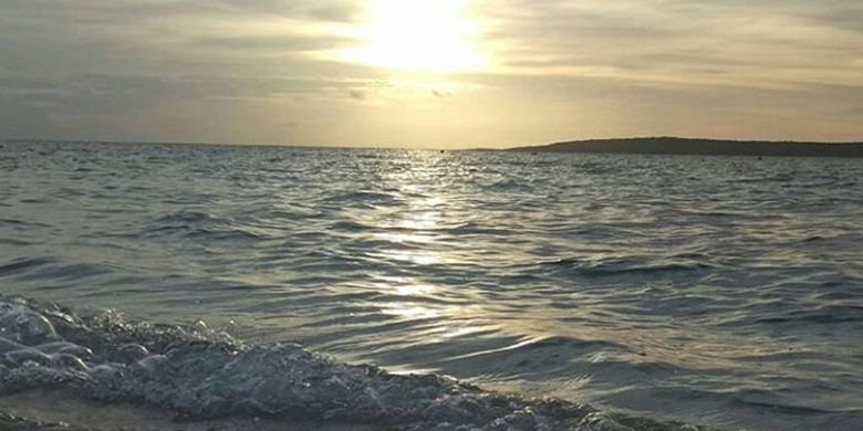 Suasana senja di Pantai Tablolong, Kupang, NTT, Minggu (10/2/2019).