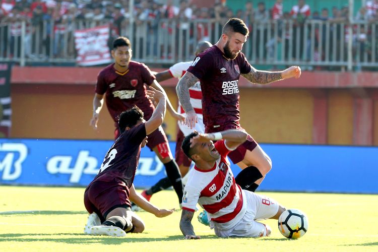 PSM Makassar melaju ke final Piala Indonesia 2018 setelah pemain asingnya, Aaron Evans (kanan) mencetak gol ke gawang Madura United di Stadion Gelora Madura Rate Pamelingan Pamekasan, Jawa Timur, Minggu (07/07/2019) sore.  