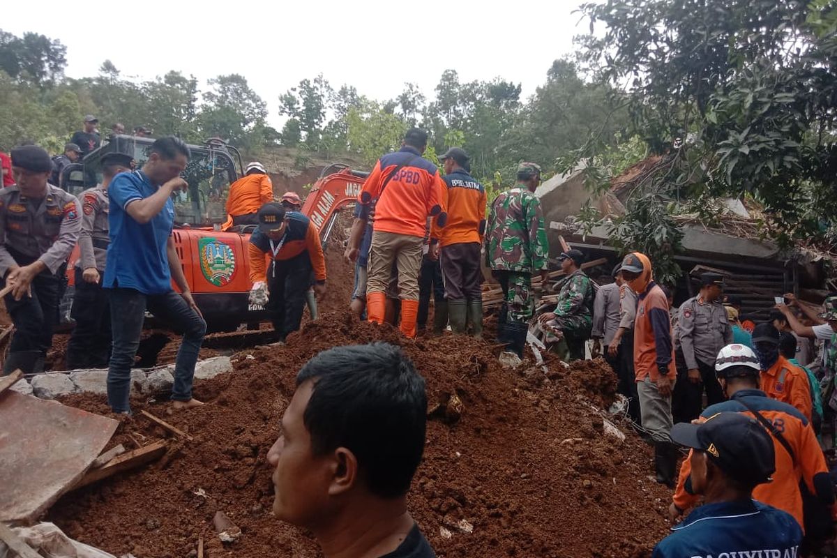 Upaya pencarian korban longsor di Dusun Banturejo, Desa Sambirejo, Kecamatan Wonosalam, Kabupaten Jombang, Jawa Timur, Kamis (23/1/2025).