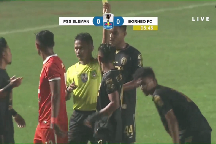 Wasit pada Laga PSS Sleman kontra Borneo FC, Iwan Sukoco, Lalai dalam Mengeluarkan Kartu. Pertandingan Berhenti Sekitar 20 Menit

