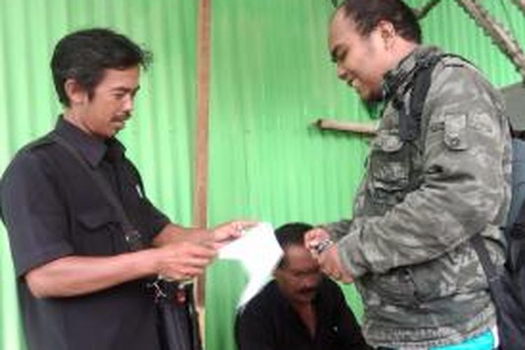 Seorang tukang servis kompor gas, Jumadi (berbaju hitam), maju sebagai Calon Anggota Legislatif (Caleg) DPRD Jember, Jawa Timur, dari Partai Hanura, Kamis (6/2/2014)