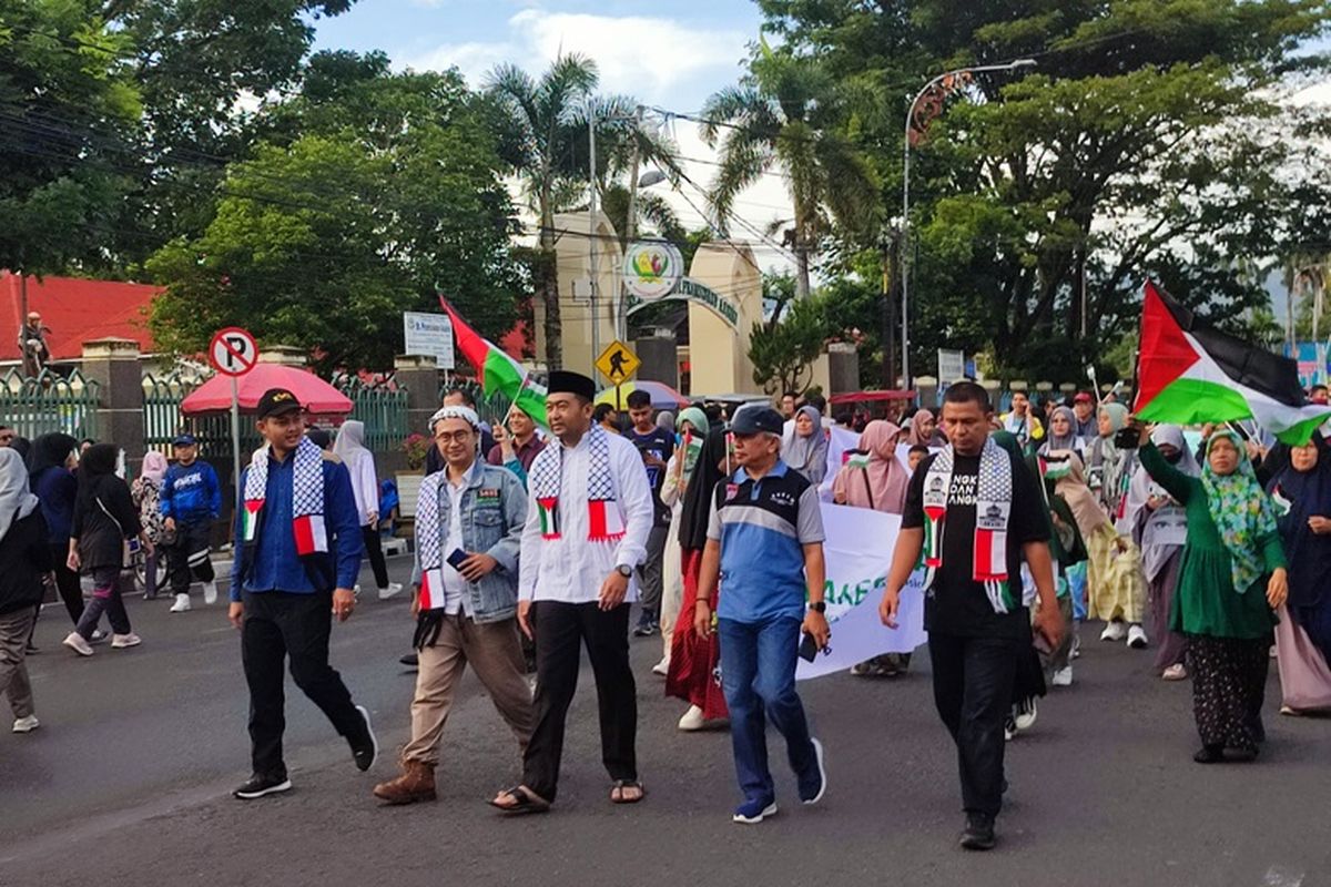 Wakil Gubernur Sumbar Audy Joinaldy mengikuti Long March untuk Palestina dalam rangka Pra-Munas Ke-10 Forum Zakat.