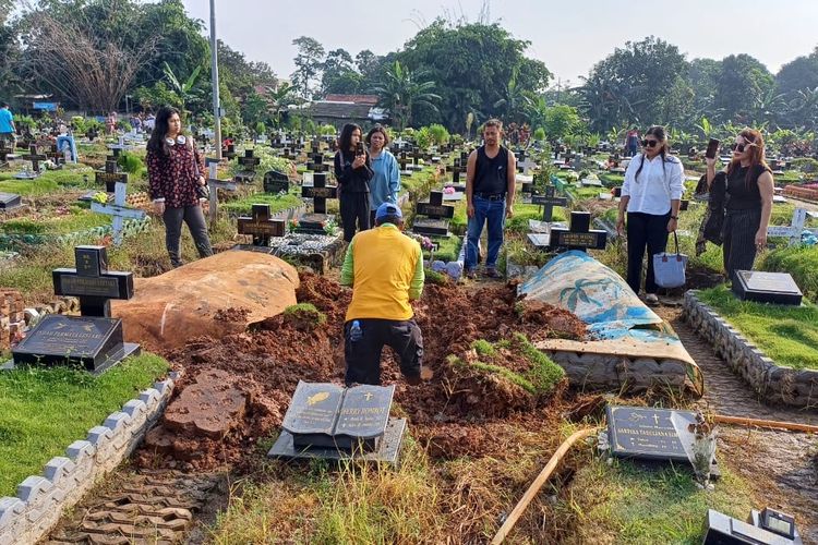 Prosesi pembongkaran makam Melisha Sidabutar di di TPU Padurenan Bekasi, daerah Mustika Jaya, Jawa Barat, Kamis (11/4/2024). 