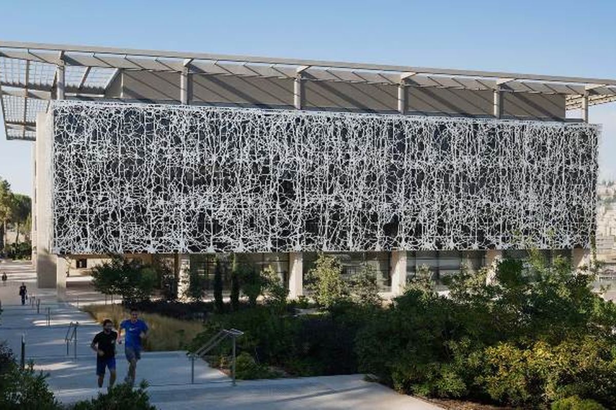 Edmond and Lily Safra Center for Brain Sciences, merupakan fasiltas penelitian di Universitas Ibrani Yerusalem, Israel. Bangunan memiliki fasad bangunan yang unik yakni berbentuk mirip saraf otak manusia dan dirancang oleh firma arsitek Inggris, Foster + Partners. 