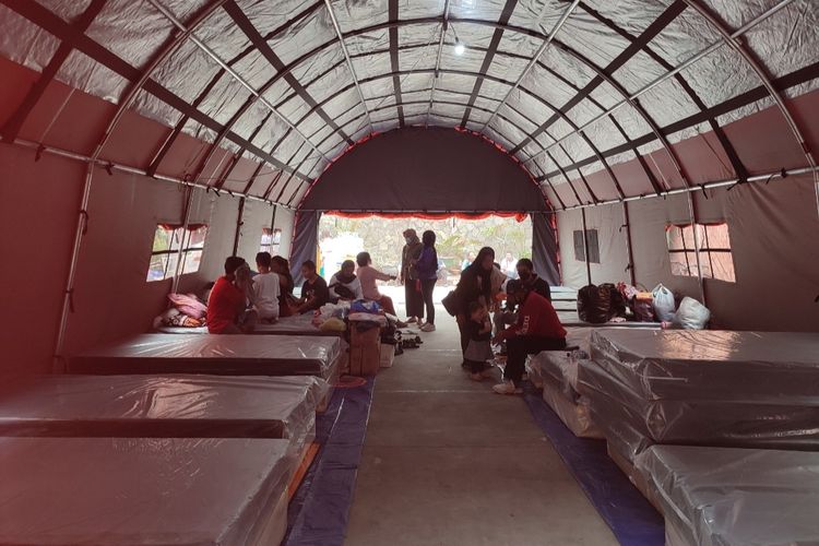Suasana tenda pengungsian untuk korban kebakaran di Simprug Golf II, Grogol Selatan, Kebayoran Lama, Jakarta Selatan, Senin (22/8/2022).