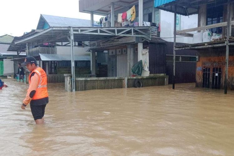 Petugas BPBD memantau ketinggian air di salah satu wilayah terdampak banjir Kalsel pada, Kamis (16/12/2021). 