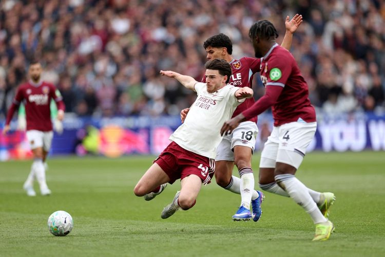 Declan Rice dilanggar oleh Mateus Fernandes dalam pertandingan sepak bola Liga Inggris antara West Ham United vs Arsenal di Stadion London, di London timur pada 10 Mei 2026. (Foto oleh Adrian Dennis / AFP) 