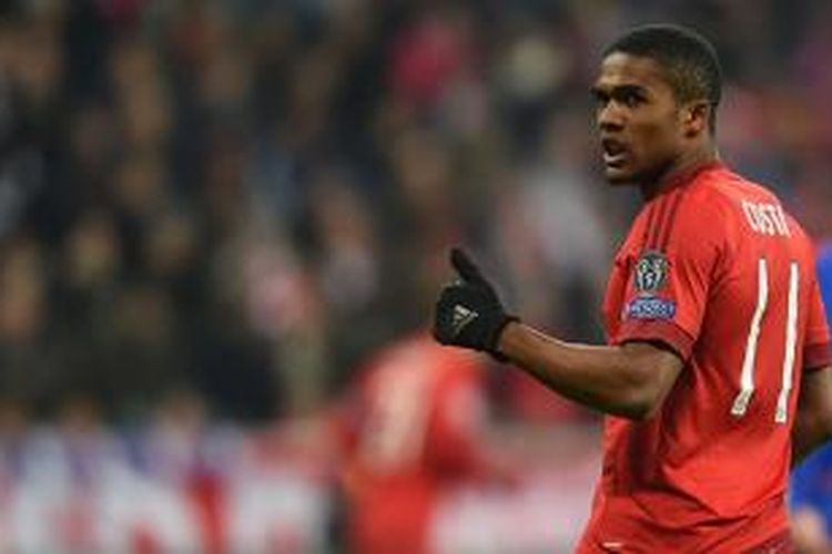 Douglas Costa membuka pesta gol Bayern ke gawang Olympiakos di Allianz Arena, Selasa (24/11/2015). 