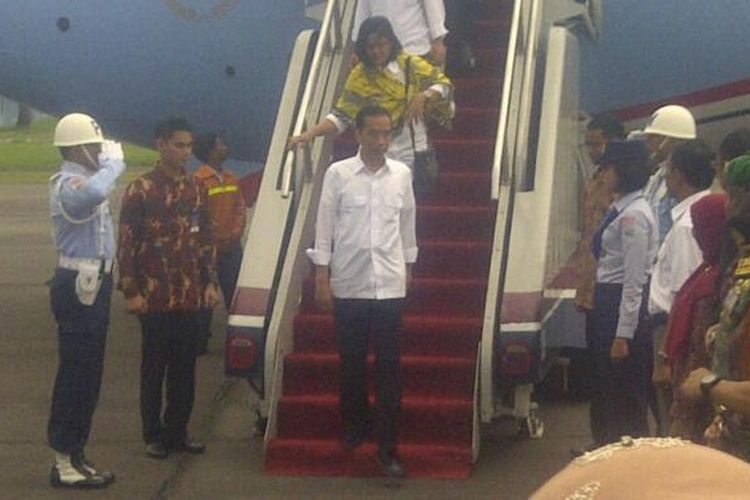  Presiden Joko Widodo, Rabu (29/10), pukul 09.30 WIB, mendarat di Pangkalan TNI AU Soewondo, Medan, Sumatera Utara. Ia tiba di ibu kota Provinsi Sumatera Utara itu setelah terbang sekitar 2 jam menggunakan Pesawat Kepresidenan B737-800 dari Pangkalan TNI AU Halim Perdanakusuma, Jakarta.