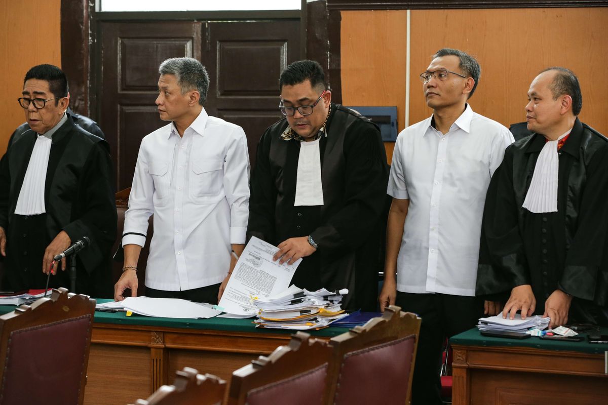 Terdakwa mantan Kepala Biro Pengamanan Internal (Karo Paminal), Hendra Kurniawan (kiri) dan mantan Kepala Detasemen (Kaden) A Biro Paminal Divisi Propam Polri, Agus Nutpatria  menjalani sidang obstruction of justice terkait kasus kematian Brigadir Nofriansyah Yosua Hutabarat atau Brigadir J di Pengadilan Negeri Jakarta Selatan, Kamis (15/12/2022).