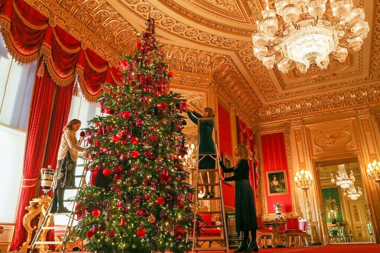 Dekorasi Natal di ruangan Crimson Drawing Room, Kastil Windsor, Inggris.