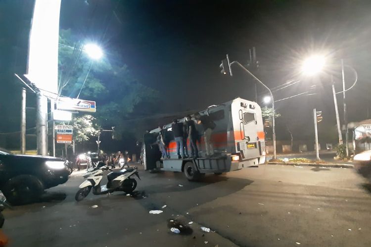 Polisi saat melakukan sweeping dan menangkap orang-orang yang diduga pelaku kerusuhan pasca-demonstrasi mahasiswa pada Selasa (24/9/2019).