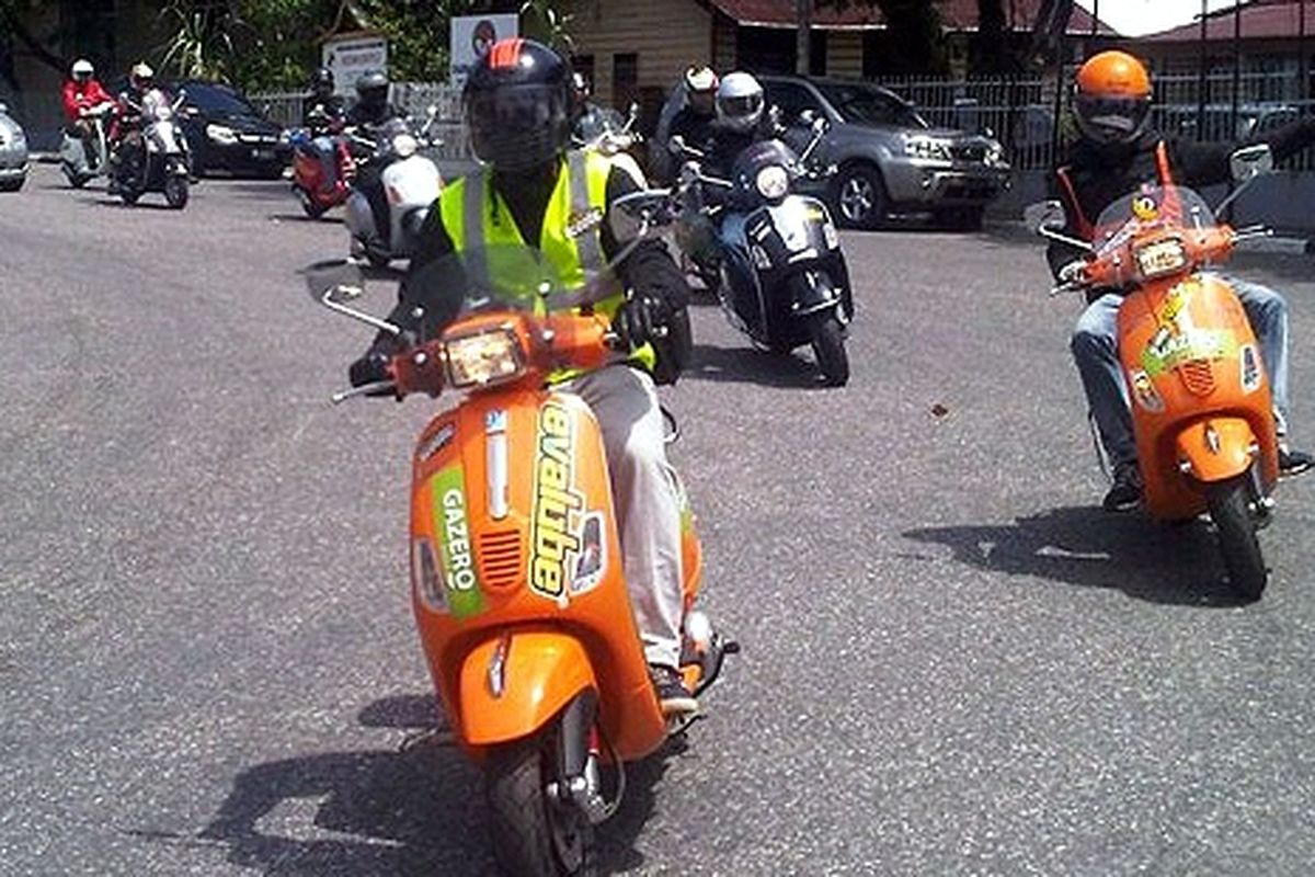 Komunitas Vespa Jalan-Jalan ke Sumatera.