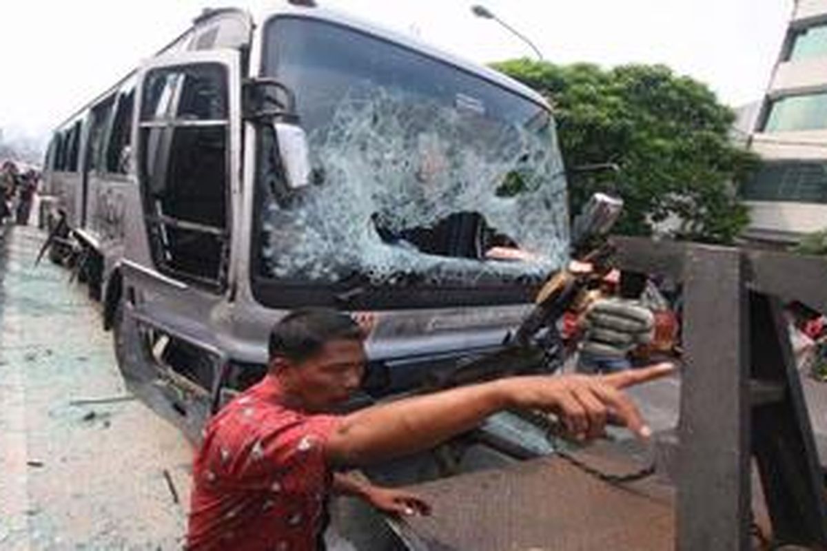 Sebuah bus Transjakarta koridor VI (Dukuh Atas-Ragunan) diamuk massa Jalan Warung Buncit, Jakarta Selatan, Jumat (13/7/2012). Busway dirusak massa setelah menabrak Adam (11) yang menyeberang di jalur busway menyusul ibunya. Adam meninggal seketika, membuat kejadian ini sebagai peristiwa kedua di jalur tersebut dimana bus Transjakarta menabrak anak yang menyeberang. 