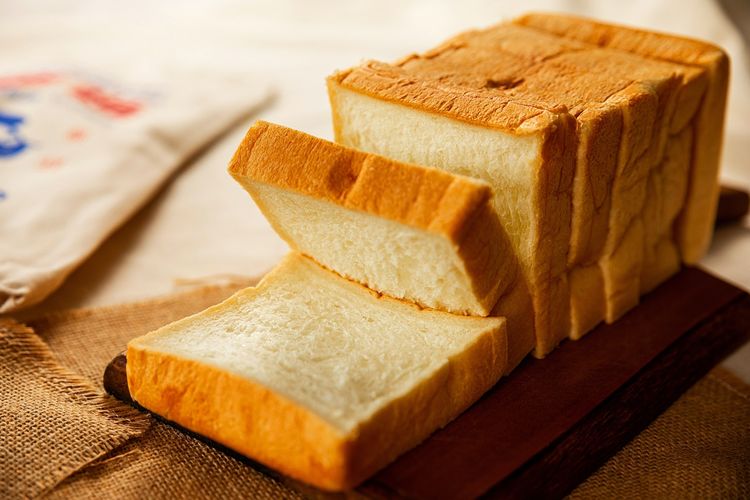 Ilustrasi roti tawar dari tepung putih. Beberapa makanan harus dihindari karena bisa mengiritasi wasir serta membuatnya lebih mudah membengkak dan berdarah. Contohnya, roti, sosis, dan gorengan.