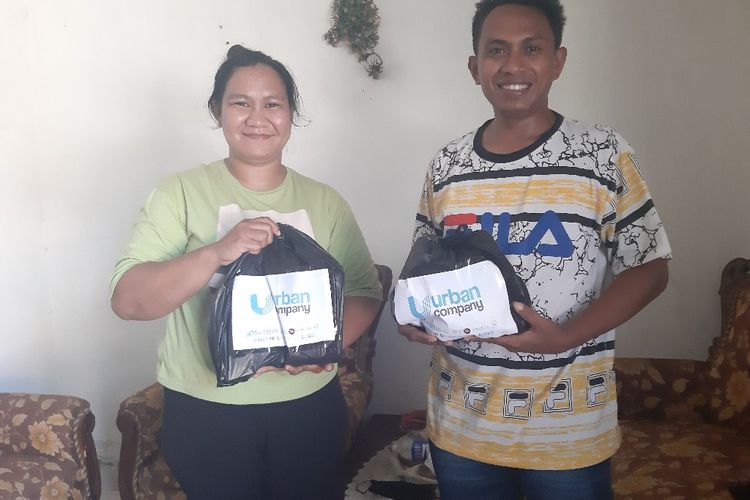 Rambu Mbali Juli (kiri) dan suaminya bernama Kristoforus Maxi Bere (kanan) saat ditemui Kompas.com di kediamannya yang beralamat di Jalan Johar, Kelurahan Hambala, Kecamatan Kota Waingapu, Kabupaten Sumba Timur, Nusa Tenggara Timur (NTT) pada Senin (26/7/2021) siang.