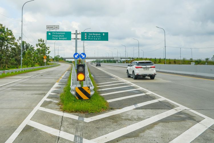 Bukan Hiasan, Ini Fungsi Marka Bergaris Miring di Jalan Tol