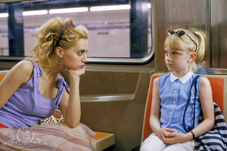 Britanny Murphy dan Dakota Fanning dalam film drama komedi Uptown Girls (2003).