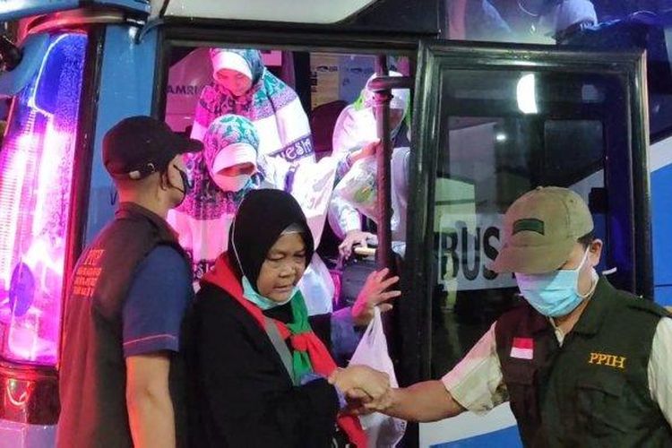 Kedatangan jemaah haji kloter pertama di Asrama Haji Pondok Gede, Makasar, Jakarta Timur, Sabtu (16/7/2022) (ISTIMEWA)
