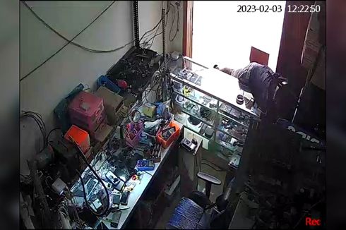 Pria di Baubau Terekam CCTV Saat Mencuri HP di Tempat Servis