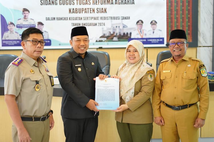 Kementerian Lingkungan Hidup dan Kehutanan (LHK) resmi menyerahkan dua buku Surat Keputusan (SK) Biru Tanah Obyek Reforma Agraria (TORA) kepada Pemerintah Kabupaten (Pemkab) Siak di Ruang Rapat Siak Sri Indrapura, Kantor Bupati Siak, Selasa (3/9/2024).