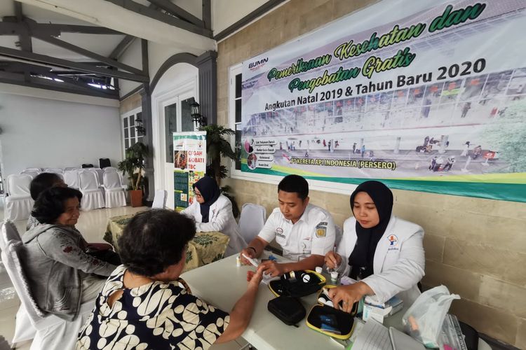 Pemeriksaan Kesehatan dan Pengobatan Gratis yang ada di Stasiun Pasar Senen, Senin (30/12/2019). PT KAI Daop 1 membuka layanan kesehatan gratis bagi penumpang KA dan pengunjung stasiun.