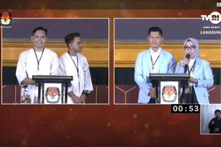 Paslon Bupati dan Wakil Bupati Nomor urut 2 dan 3 Pilkada Cianjur saat berdebat di segmen keempat di Hotel Sutanraja, Soreang, Kabupaten Bandung, Jawa Barat, Jumat (25/10/2024).