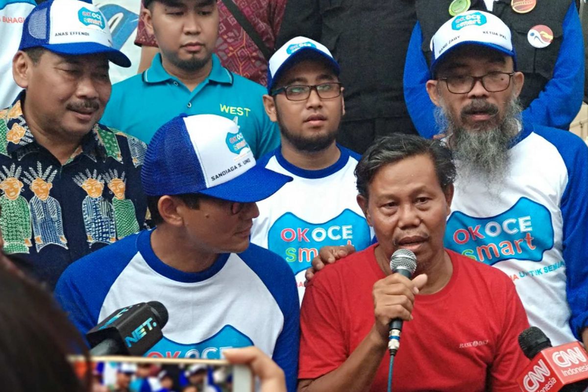 Wakil Gubernur DKI Jakarta Sandiaga Uno mendengar keluhan pedagang di Lokbin Kota Intan, Minggu (31/12/2017).