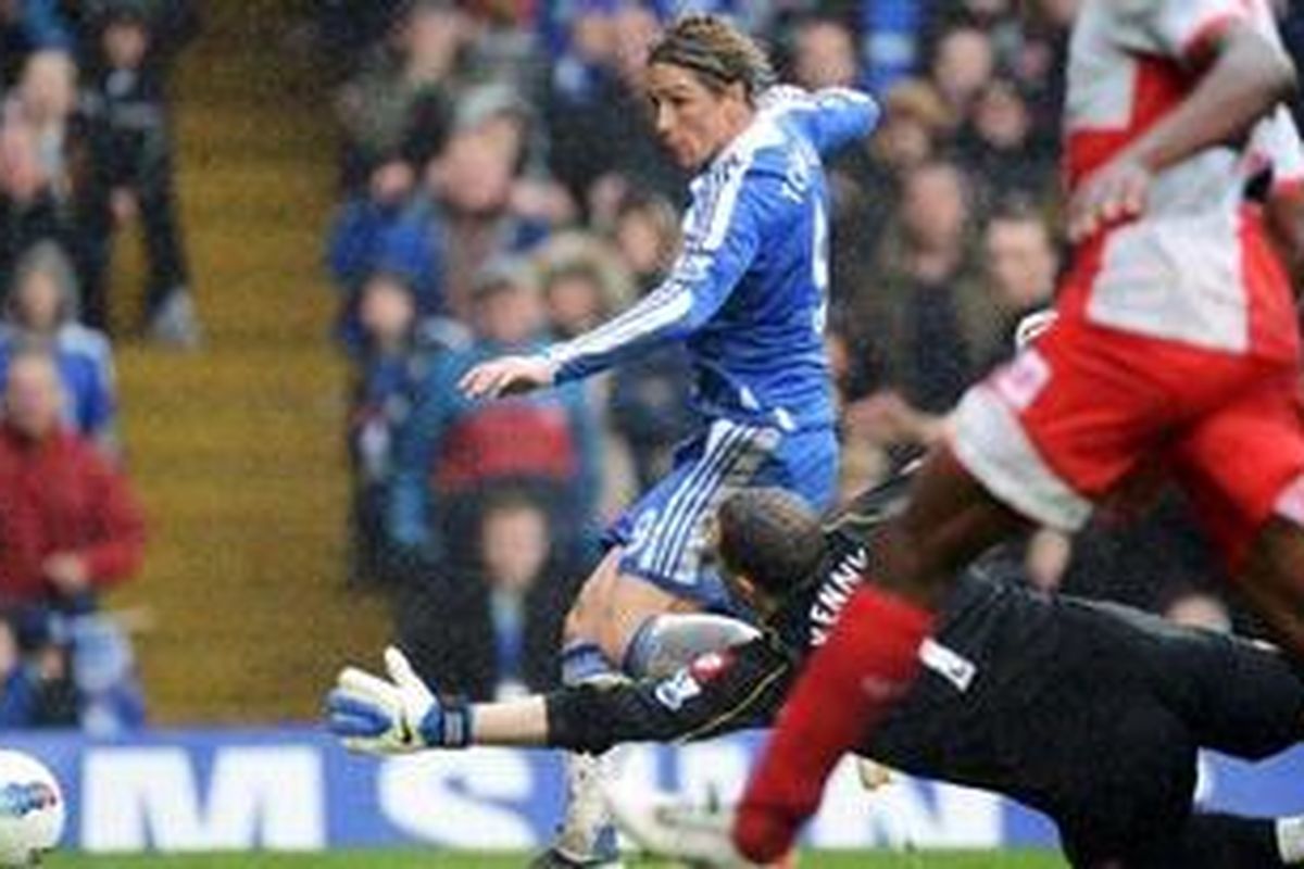 Striker Chelsea, Fernando Torres (kiri), melakukan tendangan ke gawang Queens Park Rangers dan gagal dihalau kiper Patrick Kenny. Pada lanjutan Premier League, Minggu (29/4/2012) itu, Torres mencetak hat-trick dan membawa Chelsea menang 6-1.
