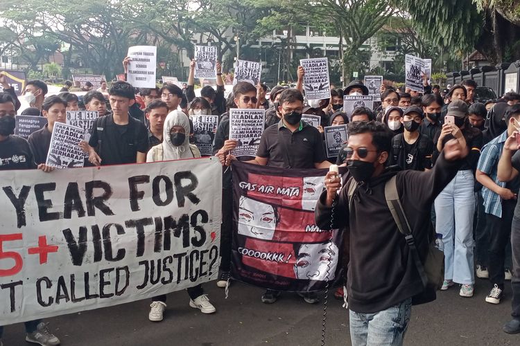 Puluhan mahasiswa dari berbagai kampus di Malang Raya menggelar aksi di depan Gedung DPRD dan Balai Kota Malang pada Kamis (16/3/2023).