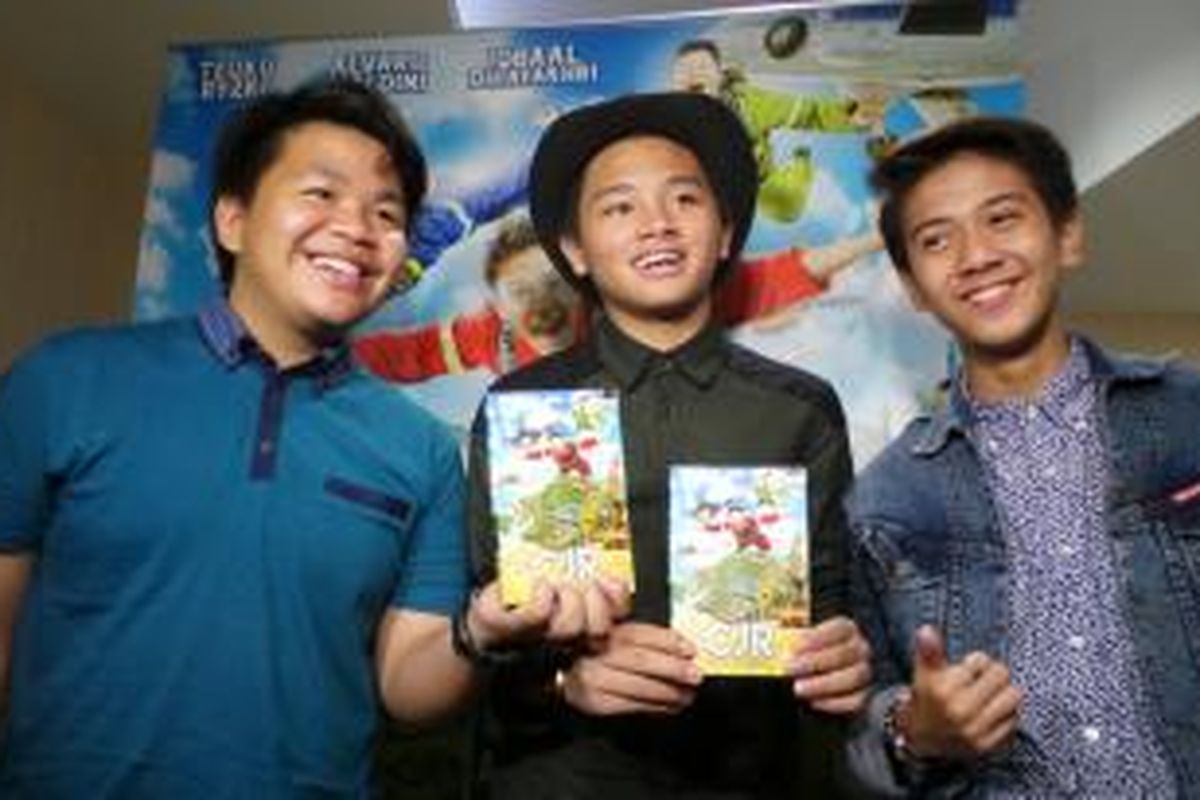 Boyband CJR, yang terdiri dari Kiki (kiri), Aldi (tengah), dan Iqbaal (kanan), diabadikan usai acara penandatanganan novel CJR The Movie: Lawan Rasa Takutmu,  di Pejaten Village, Jakarta Selatan, Sabtu (10/1/2015).