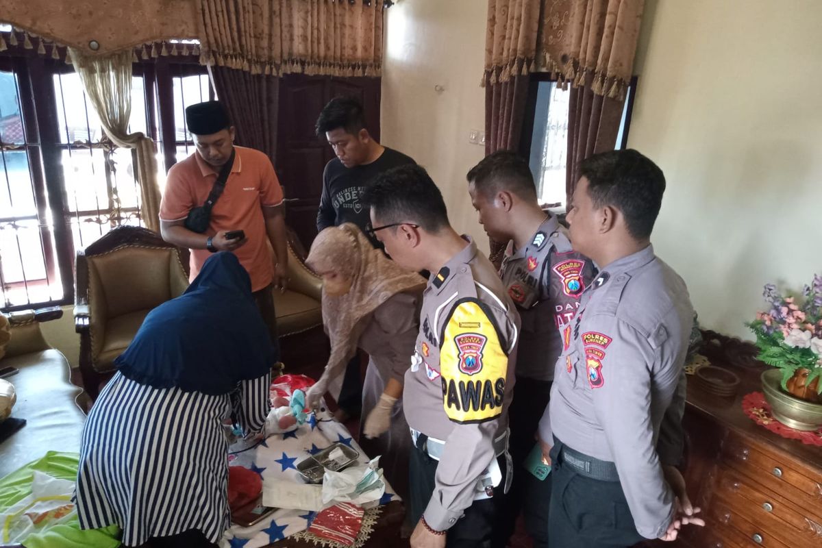 Bayi perempuan terbungkus plastik merah ditemukan di Dusun Marengan, Desa Pabian, Kecamatan/Kota Sumenep, Selasa (18/6/2024). 