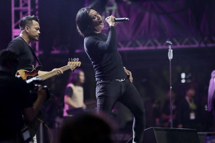 Om Leo Berkaraoke berkolaborasi dengan Setia Band saat tampil di acara Synchronize Fest 2019 di Gambir Expo, Kemayoran, Jakarta Pusat, Sabtu (5/10/2019). Acara festival musik tahunan ini dimeriahkan sejumlah band papan atas diantaranya Nidji, Noah, Sheila On 7, Jamrud, Iwan Fals dan lain-lain.