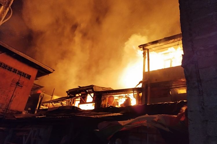 Kebakaran terjadi di kawasan pemukiman padat penduduk di Jalan Gang Ober, Petojo Selatan, Gambir, Jakarta Pusat Rabu (28/8/2023). KOMPAS.com/XENA OLIVIA