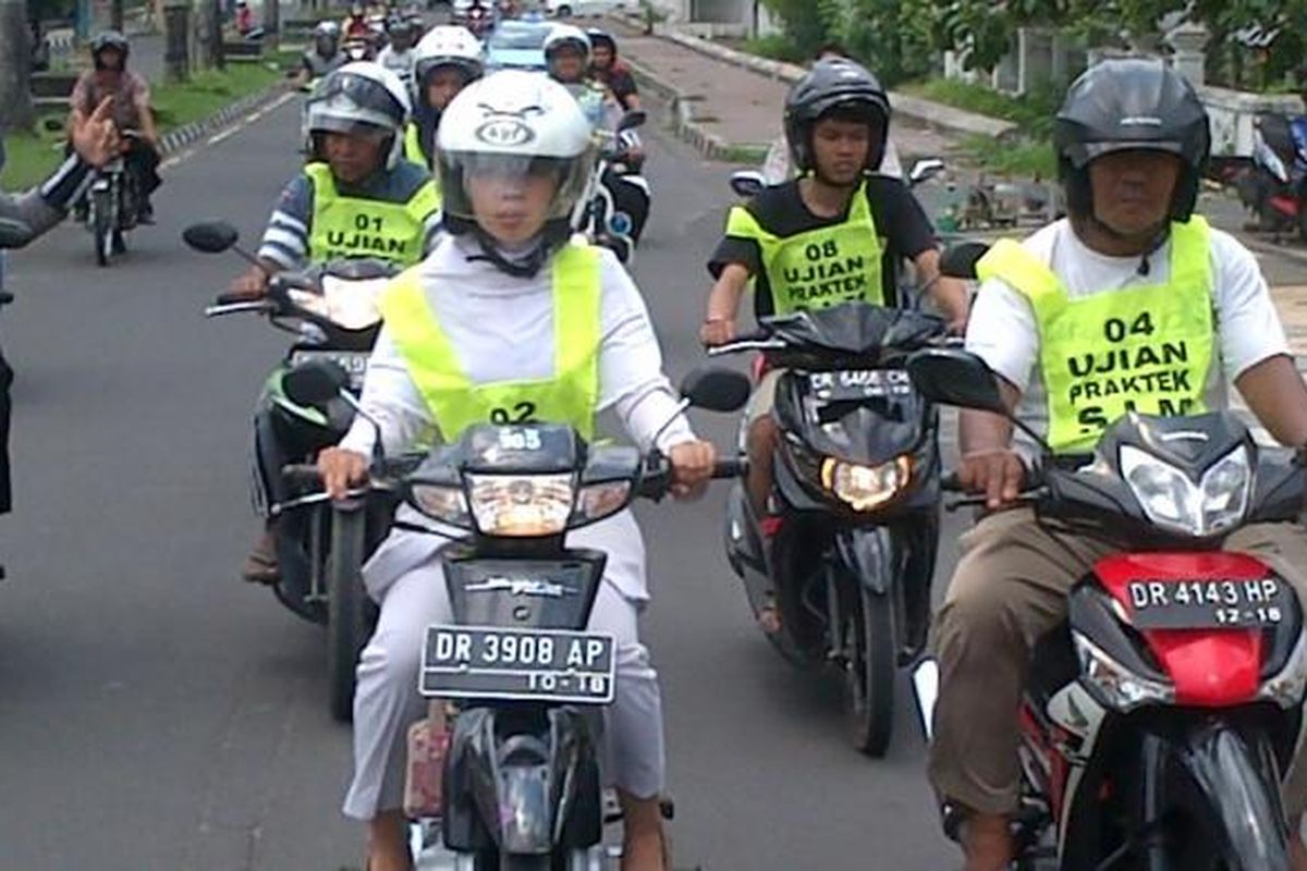 Beberapa peserta ujian SIM saat praktik di jalan Udayana, Mataram, Nusa Tenggara Barat (NTB). 